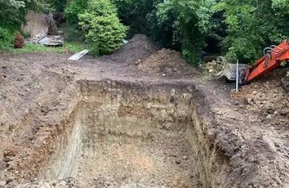 Réalisation d'une piscine et son aménagement extérieur avec mur de soutènement par Terra BTF-4