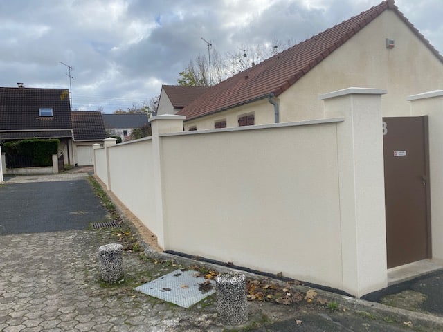 Réalisation d'un mur de clôture