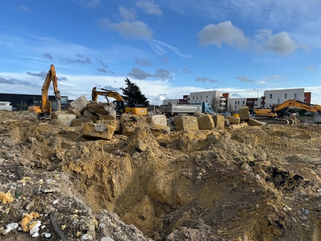 Démolition d'un grand bâtiment industriel