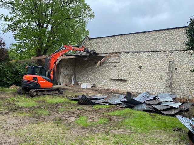 Démolition d'une maison individuelle avec murs en pierre
