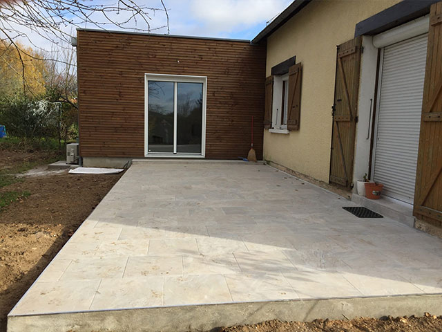 Terrasse en béton avec carrelage