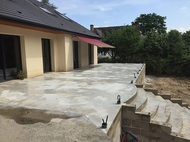 Réalisation d'une terrasse en béton avec escalier