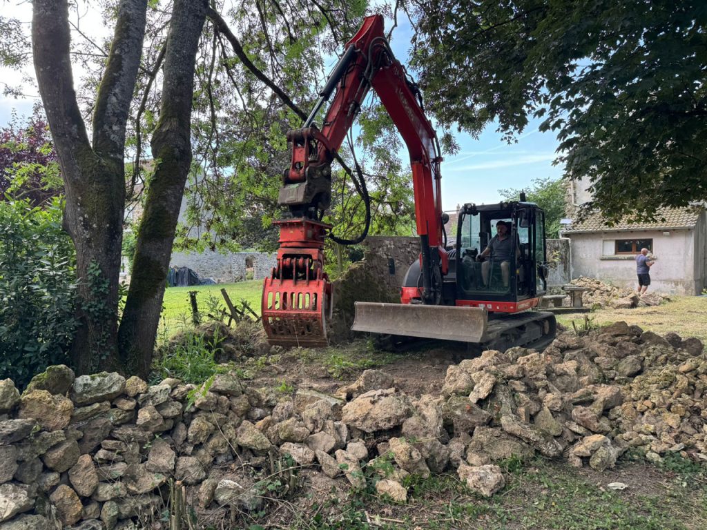 Démolition d'un muret en pierre à Janvry en Essonne